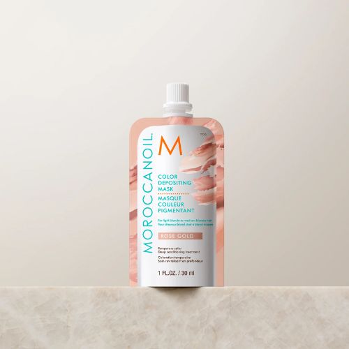 Le masque pigmentant Rose Gold de Moroccanoil dépose des pigments pour intensifier ou colorer temporairement les cheveux blonds.