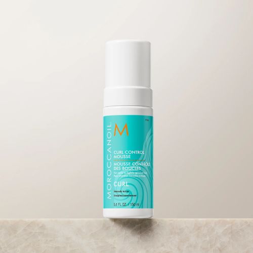 Cette mousse légère capture l’hydratation tout en disciplinant les boucles pour favoriser la définition des mèches sans laisser de résidus collants.