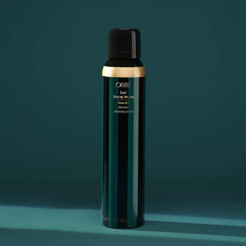 Cette mousse structurante pour cheveux bouclés, forme, définit, ajoute du corps et de la souplesse en plus d'avoir une protection thermique.  Elle aide également à faire une barrière contre l'humidité et ainsi