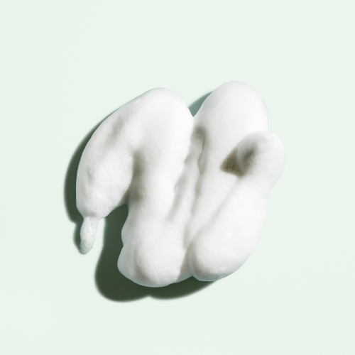 Cette mousse structurante pour cheveux bouclés, forme, définit, ajoute du corps et de la souplesse en plus d'avoir une protection thermique.  Elle aide également à faire une barrière contre l'humidité et ainsi