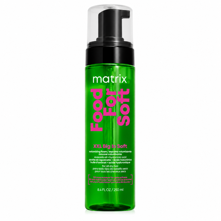 Visuel promotionnel Matrix Food For Soft montrant une mannequin tenant la mousse volumisante 250 ml, mettant en avant le volume, l'hydratation, la souplesse pendant 12 heures et la protection thermique jusqu'à 230 °C.
