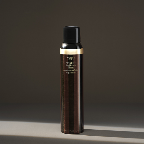 Cette mousse de luxe donne aux cheveux beaucoup de volume et de corps.   Vos cheveux resteront doux au toucher.  Elle gonfle la tige capillaire pour plus d'épaisseur.