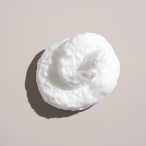 Cette mousse de luxe donne aux cheveux beaucoup de volume et de corps.   Vos cheveux resteront doux au toucher.  Elle gonfle la tige capillaire pour plus d'épaisseur.