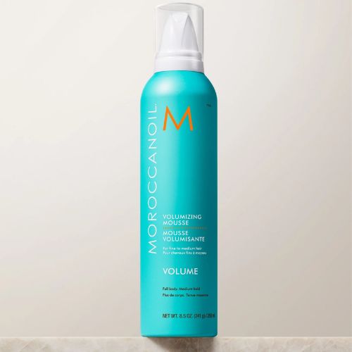 La mousse coiffante volumisante de Moroccanoil à tenue souple est infusée à l’huile d’argan. 