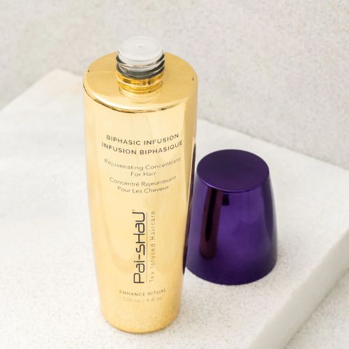 Flacon transparent doré et violet foncé de 120 ml – Pai-Shau Infusion Biphasique. Sérum capillaire biphasé non gras, nourrissant, protecteur et illuminateur.
