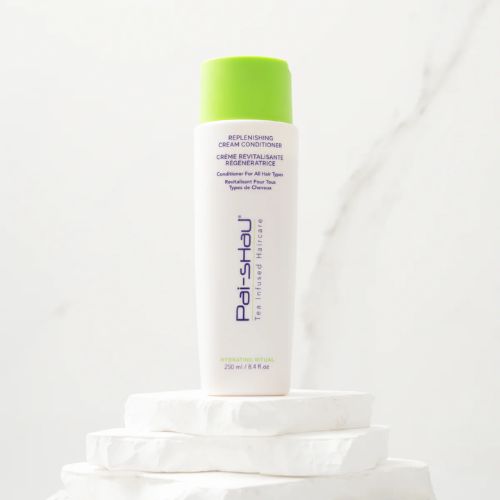 Flacon blanc mat de 250 ml du Revitalisant Régénérateur Pai-Shau avec bouchon vert lime, sur fond blanc. Crème végétalienne hydratante pour tous types de cheveux, riche en acides aminés et thé infusé