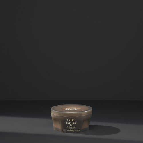 Une cire en pâte modelable qui texture, définit et donne de la brillance.  Toucher doux.  Tenue moyenne avec mémoire.