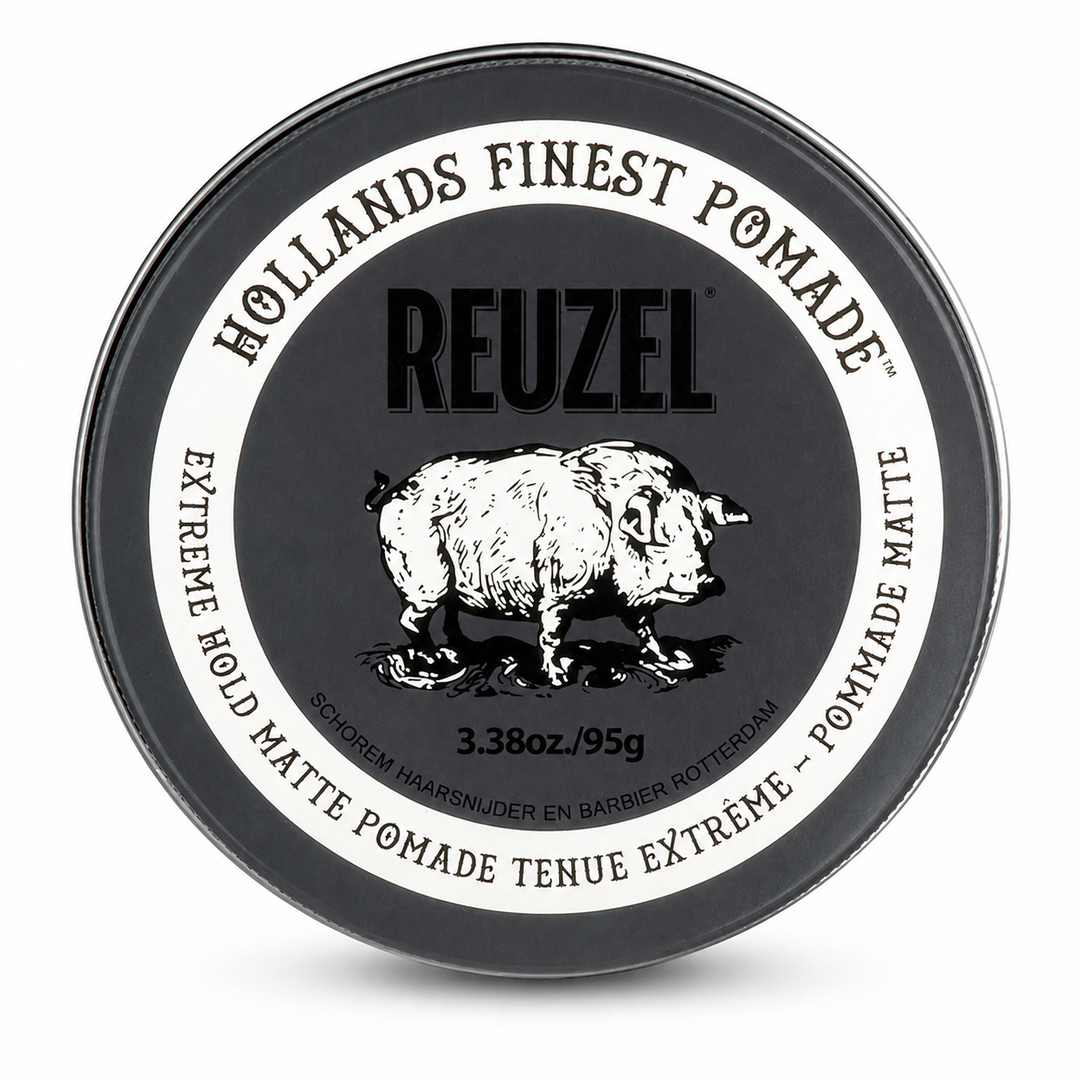 Pot rond noir de pommade coiffante REUZEL Extreme Hold Matte Pomade 95 g, vu de face sur fond blanc, avec étiquette noire et blanche illustrée d’un cochon.