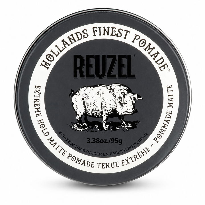 Pot rond noir de pommade coiffante REUZEL Extreme Hold Matte Pomade 95 g, vu de face sur fond blanc, avec étiquette noire et blanche illustrée d’un cochon.