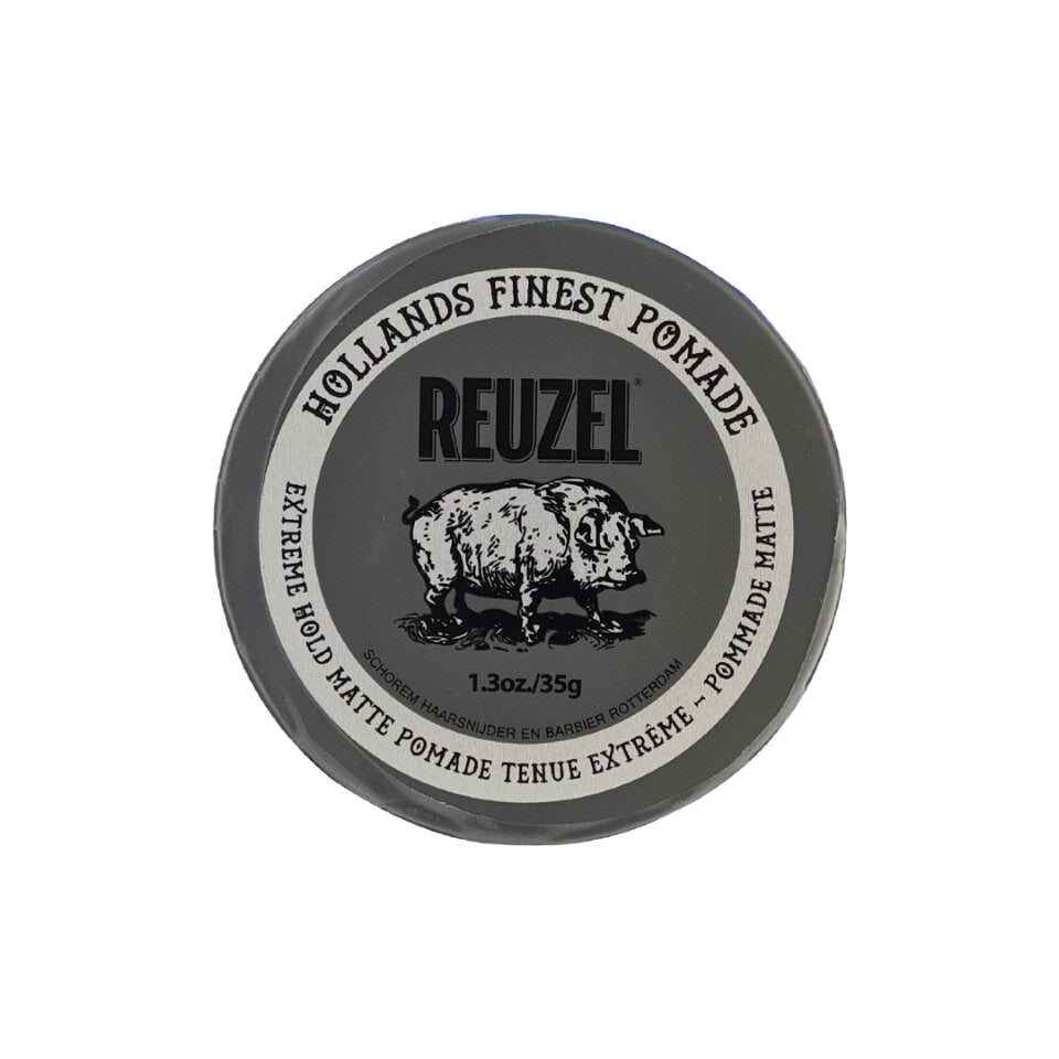 Pot rond noir de pommade coiffante REUZEL Extreme Hold Matte Pomade 35 g, vu de face sur fond blanc, avec étiquette noire et blanche illustrée d’un cochon.