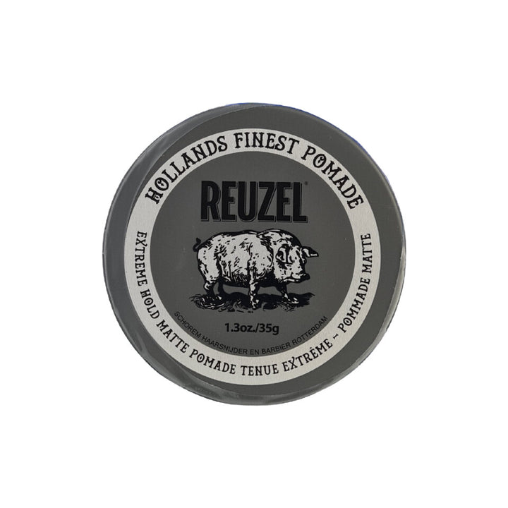 Pot rond noir de pommade coiffante REUZEL Extreme Hold Matte Pomade 35 g, vu de face sur fond blanc, avec étiquette noire et blanche illustrée d’un cochon.