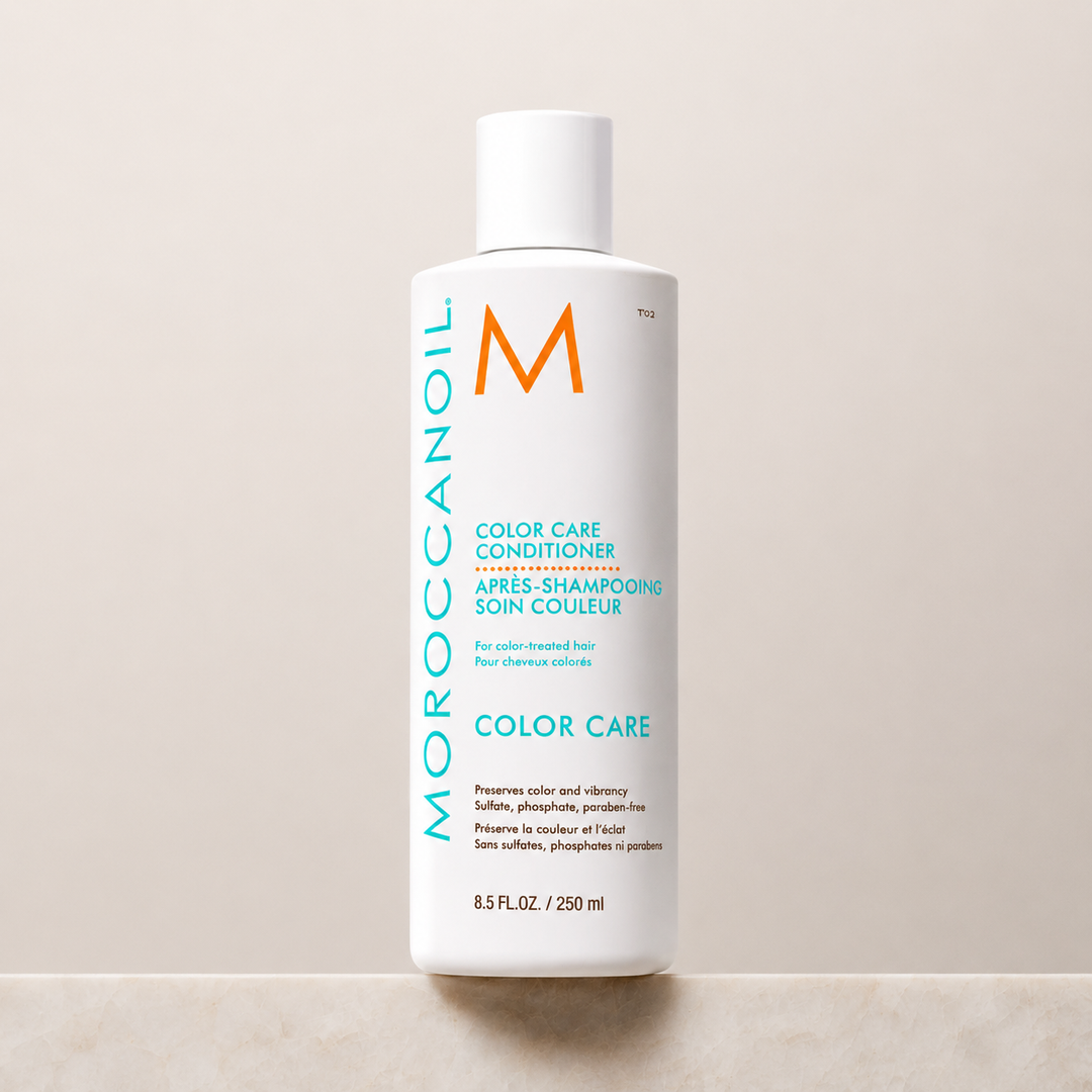 Après-shampoing Moroccanoil Soin Couleur 250 ml pour cheveux colorés, bouteille blanche avec bouchon, logo turquoise et orange, photographiée sur un fond beige minimaliste.