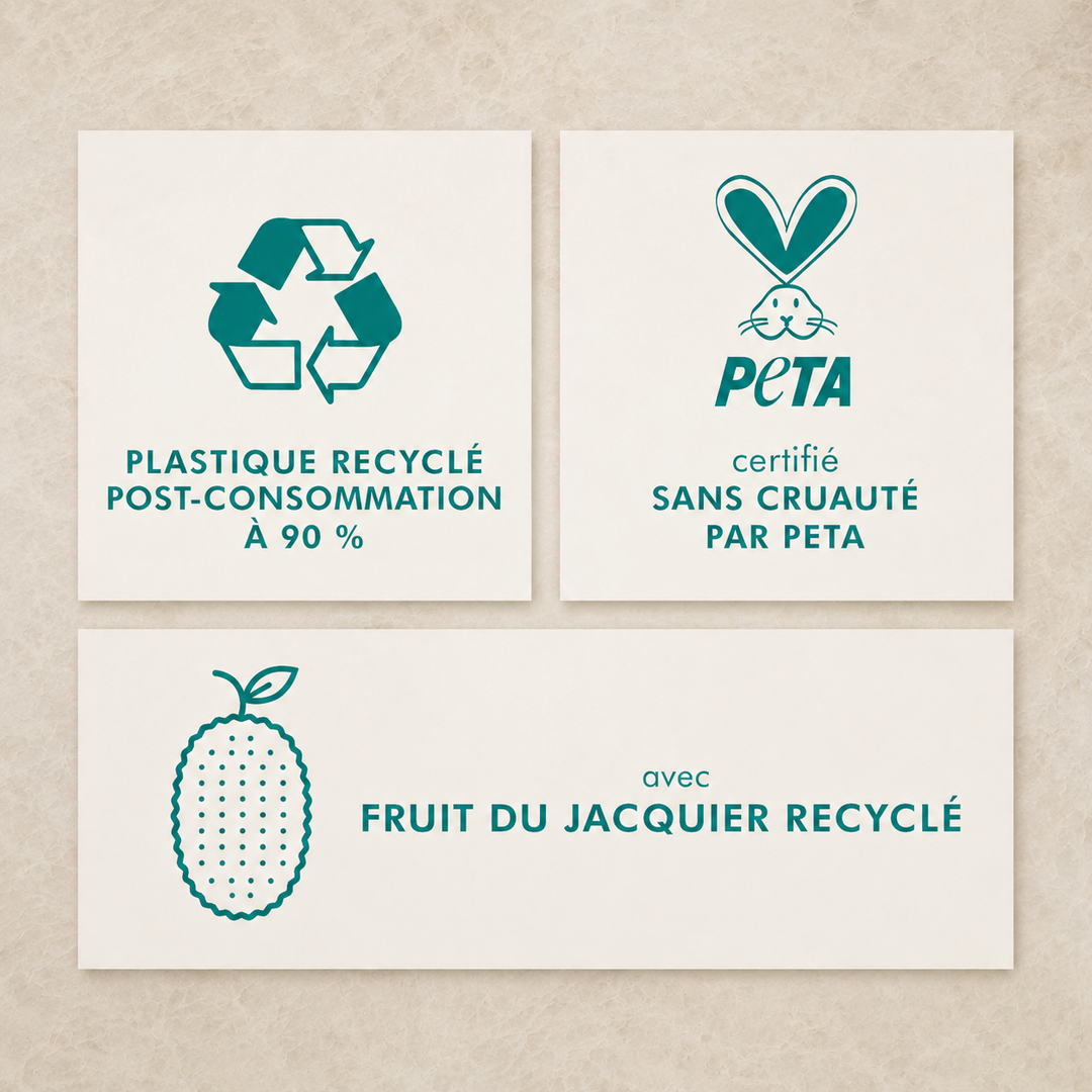 Icônes Moroccanoil indiquant un flacon composé à 90 % de plastique recyclé post-consommation, certification sans cruauté PETA et utilisation de fruit du jacquier recyclé sur fond beige.