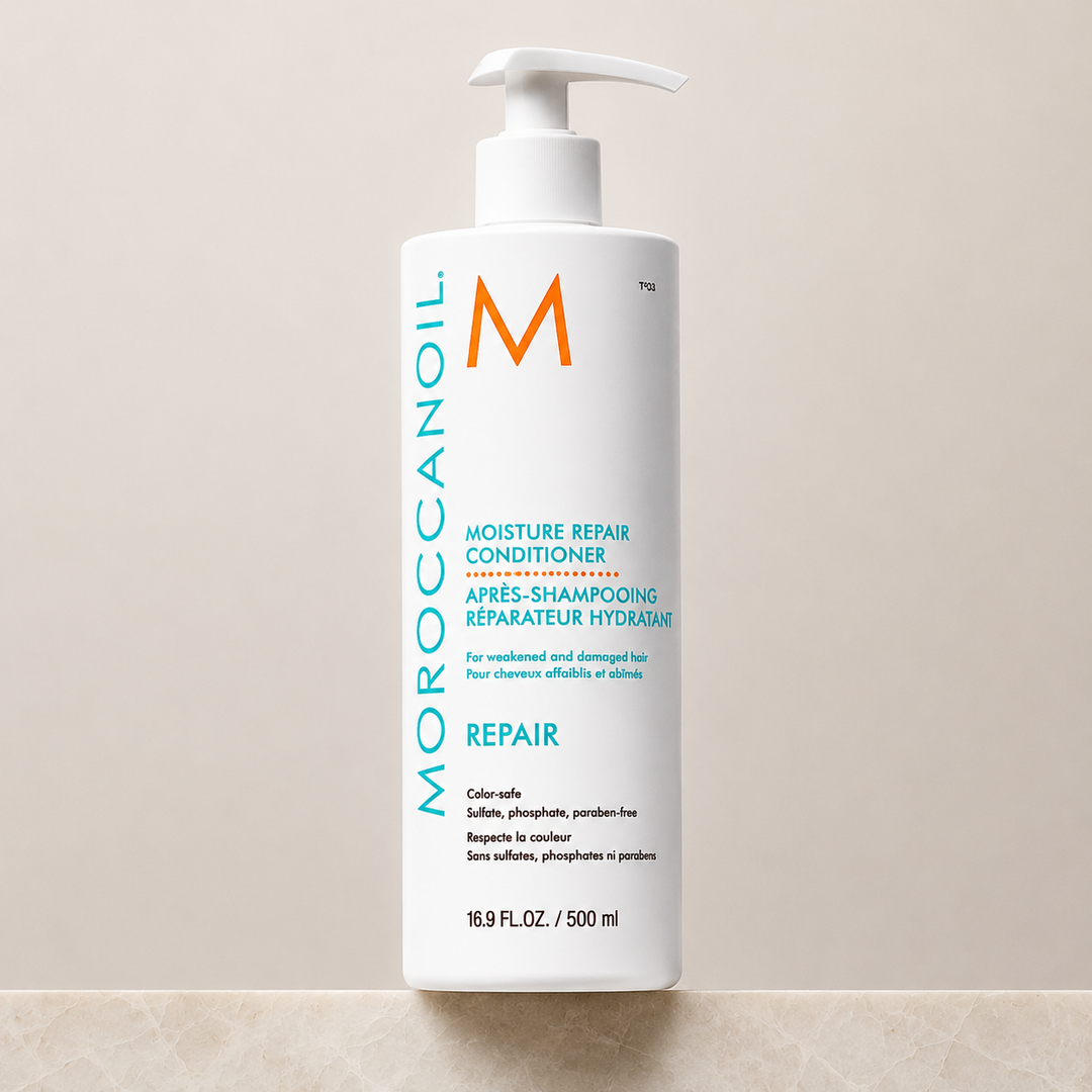 Après-shampoing réparateur hydratant Moroccanoil 500 ml en bouteille blanche avec pompe blanche, étiquette turquoise et orange, photo produit sur fond beige.