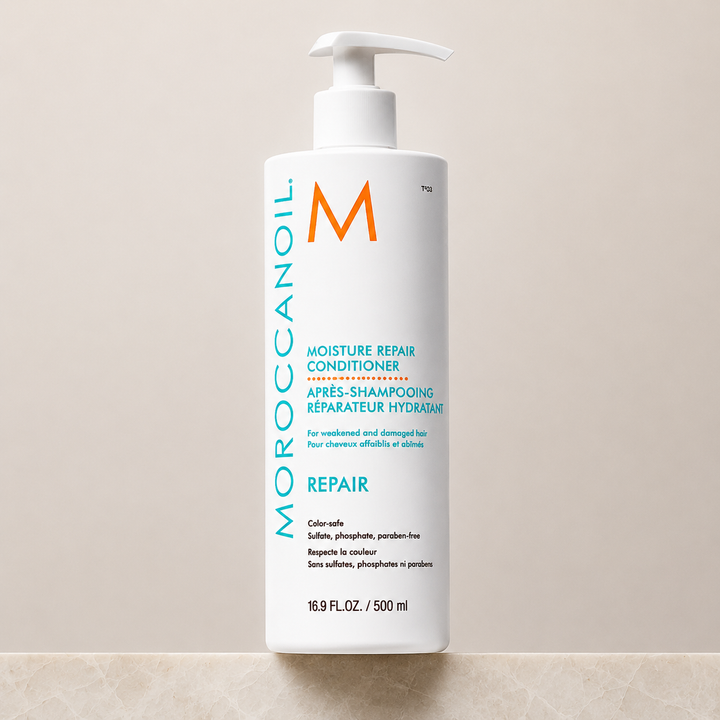 Après-shampoing réparateur hydratant Moroccanoil 500 ml en bouteille blanche avec pompe blanche, étiquette turquoise et orange, photo produit sur fond beige.