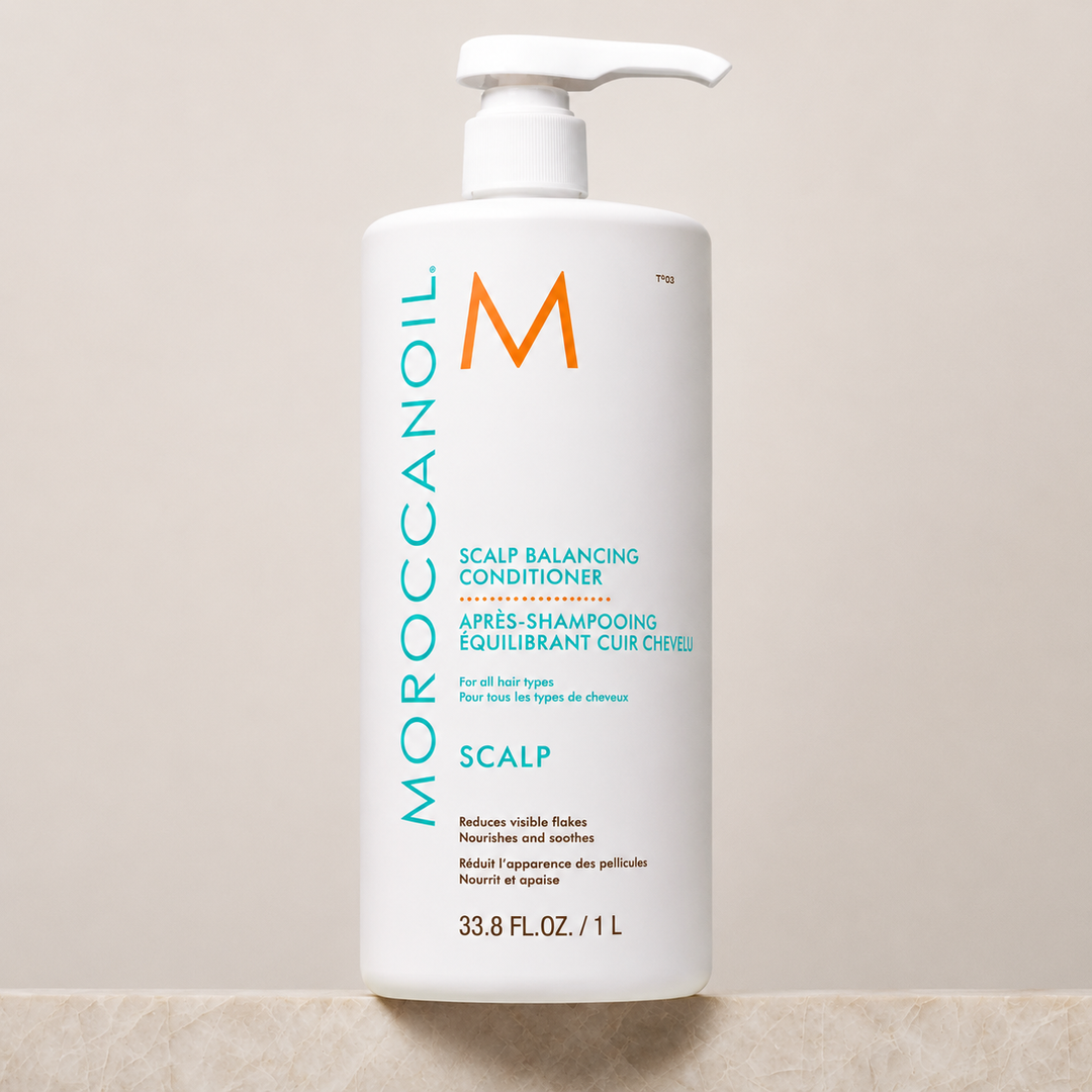 Après-shampoing Moroccanoil Scalp équilibrant cuir chevelu 1 L avec pompe distributrice blanche, bouteille professionnelle sur fond beige épuré.