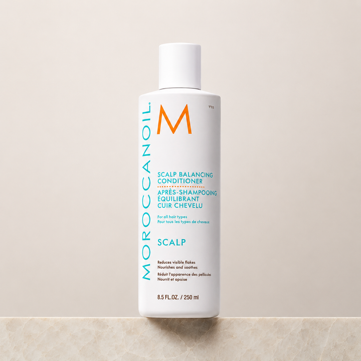 Après-shampoing équilibrant cuir chevelu Moroccanoil Scalp 250 ml en bouteille blanche avec bouchon à vis, présenté sur fond beige minimaliste.