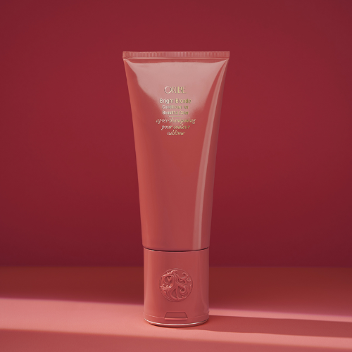 Cet après-shampoing violet nourrit et hydrate profondément et corrige les tons cuivrés et jaunes indésirables.  Redonne éclat et brillance à tous les tons de cheveux blonds. 