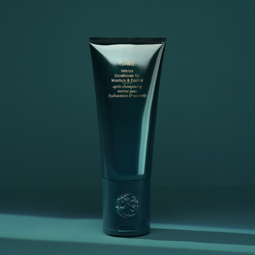 Ce revitalisant hydrate intensément les cheveux épais ou bouclés pour réparer et aider au démêlage.