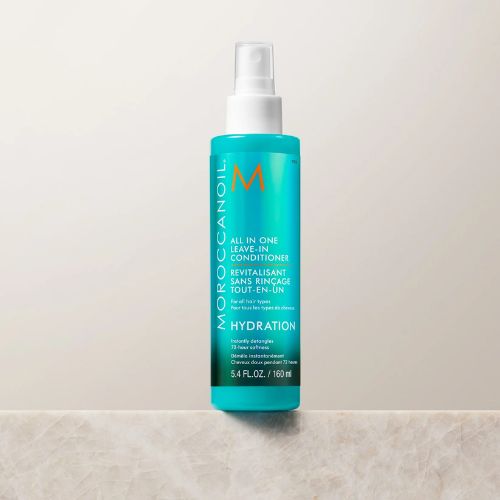 Ce spray démêlant multitâche tout-en-un protège contre les cassures et les dommages thermiques, nourrit et adoucis les cheveux jusqu'à 72 heures.