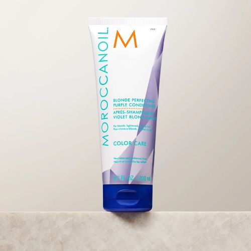 Ce revitalisant léger et nourrissant dépose des pigments violets pour neutraliser les teintes jaunes et oranges indésirables dans les cheveux blonds, bruns éclaircis et gris.