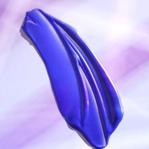 Ce revitalisant léger et nourrissant dépose des pigments violets pour neutraliser les teintes jaunes et oranges indésirables dans les cheveux blonds, bruns éclaircis et gris.
