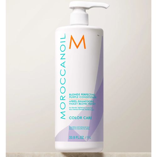 Ce revitalisant léger et nourrissant dépose des pigments violets pour neutraliser les teintes jaunes et oranges indésirables dans les cheveux blonds, bruns éclaircis et gris.