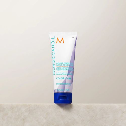 Le revitalisant léger et nourrissant violet blond parfait de Moroccanoil dépose des pigments violets qui neutralisent les teintes jaunes et oranges indésirables des cheveux blonds, bruns éclaircis et gris.