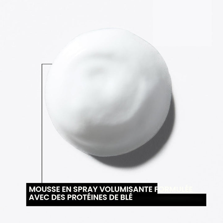 Texture mousse coiffante blanche en gros plan sur fond blanc, mousse volumisante légère et aérienne pour cheveux, visuel minimaliste professionnel.