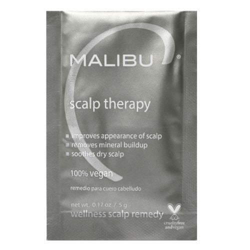Sachet de cristaux Malibu C Scalp Therapy – emballage argent posé sur fond blanc. Traitement détox mono-dose pour cuir chevelu irrité, pellicules ou eczéma. Végane et sans parfum.