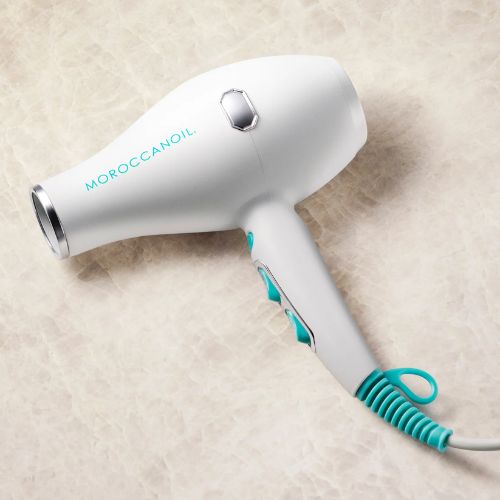 Ce séchoir léger offre une technologie qui réduit le temps de séchage, donc vos cheveux seront moins exposés à la chaleur et il économisera également de l'énergie.