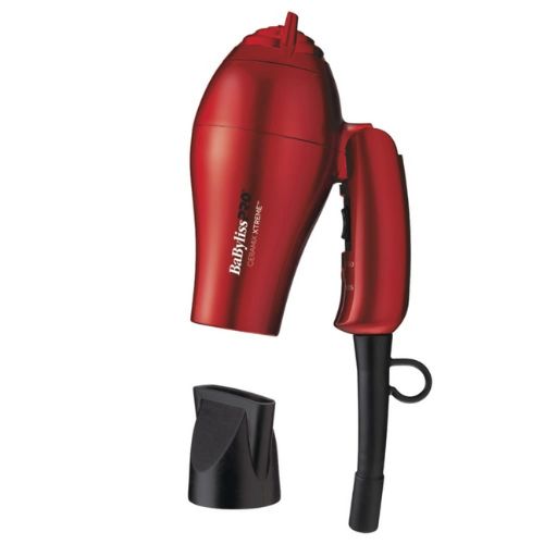 <h2>Séchoir compact en céramique Babyliss pro</h2> <p>La céramique apporte une source naturelle d'ions négatifs et de chaleur à infrarouge qui protège les cheveux.</p> <p>Les ions éliminent les frisottis et scellent la cuticule, pour des cheveux plus brillants.</p> <ul> <li>1000 W</li> <li>Léger et compact</li> <li>Filtre amovible</li> <li>Poignée pliable</li> <li>2 vitesse de chaleur</li> <li>Garantie 1 an&nbsp;</li> </ul>