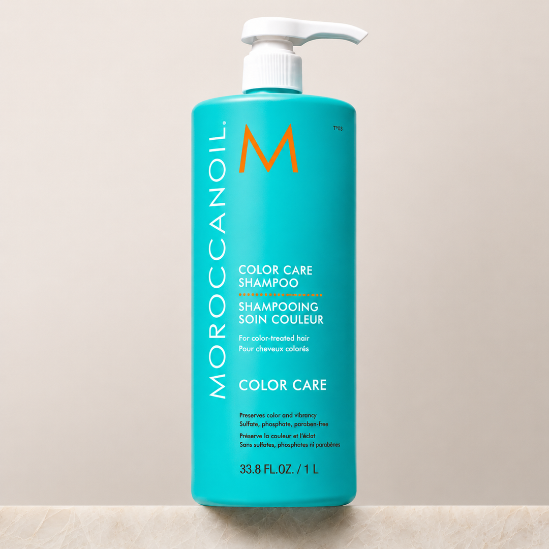 Grand format Shampoing Moroccanoil Color Care 1 litre avec pompe blanche, bouteille turquoise Moroccanoil photographiée sur fond beige minimaliste.