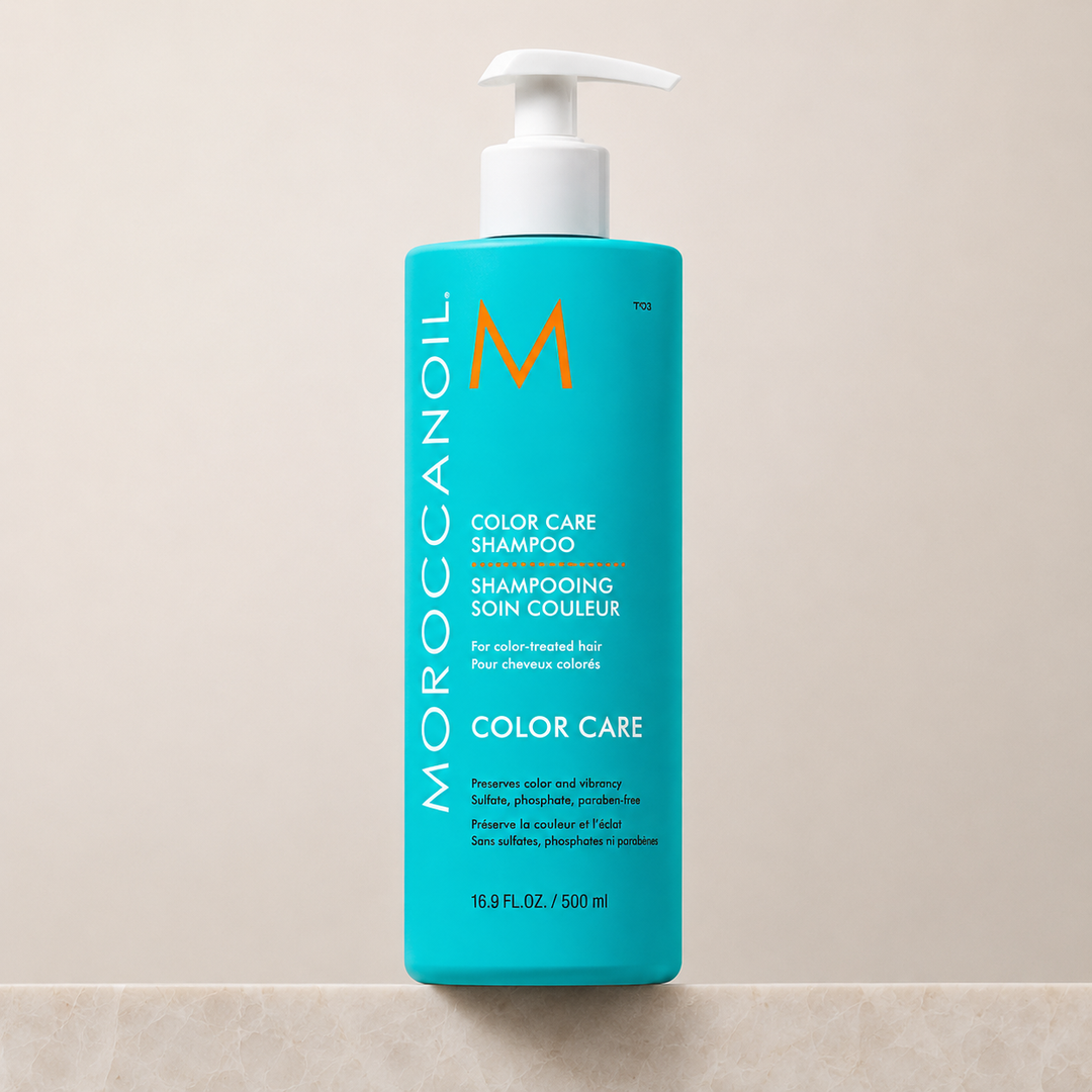 Shampoing Moroccanoil Color Care 500 ml avec pompe blanche, bouteille turquoise au fini mat sur fond beige épuré, photo officielle haute résolution.