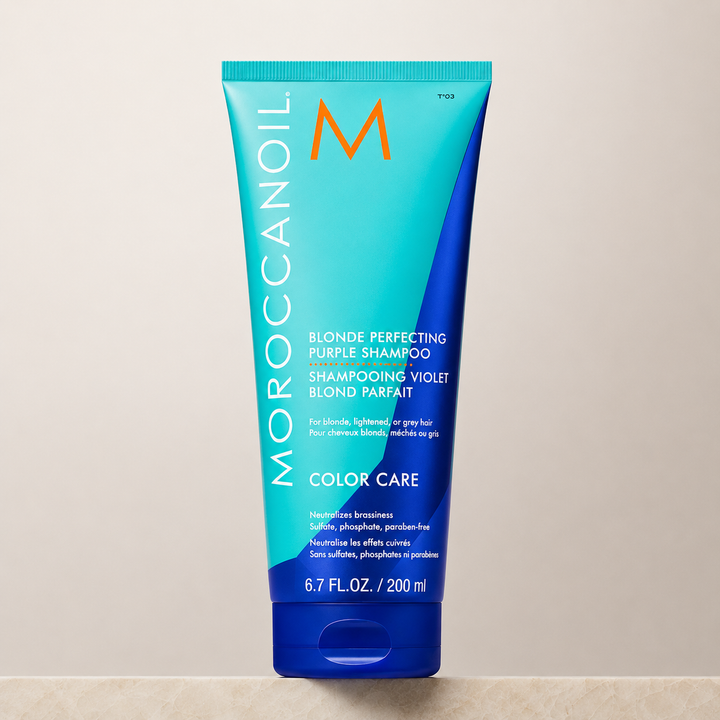 Shampoing Violet Blond Parfait Moroccanoil 200 ml en tube turquoise et violet avec bouchon bleu, présenté sur fond beige minimaliste, photo professionnelle de soin capillaire pour cheveux blonds.