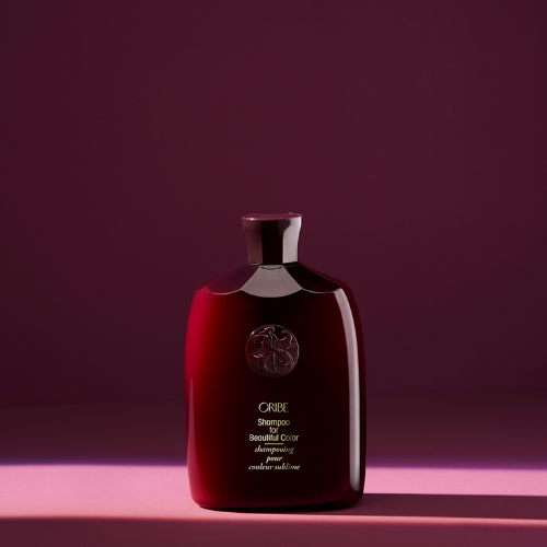 Nettoyant doux qui préserve la couleur et renforce les cheveux traités chimiquement par la coloration.