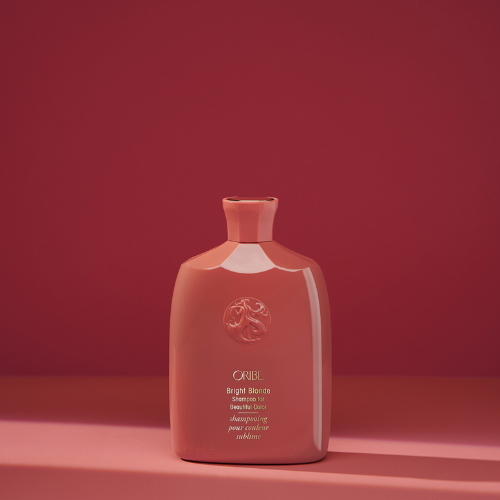 Le shampoing Bright Blonde est teinté de violet qui corrige les tons cuivrés et jaunes pour des cheveux plus sains et plus brillants.  Illumine les cheveux blonds et argentés. 