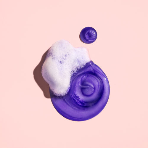 Le shampoing Bright Blonde est teinté de violet qui corrige les tons cuivrés et jaunes pour des cheveux plus sains et plus brillants.  Illumine les cheveux blonds et argentés. 