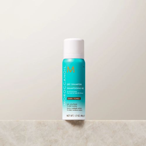 Le shampoing sec dark tones de Moroccanoil est composé d'amidons de riz très fins qui absorbent le sébum et réduit les odeurs du cuir chevelu pour des cheveux propres instantanément.