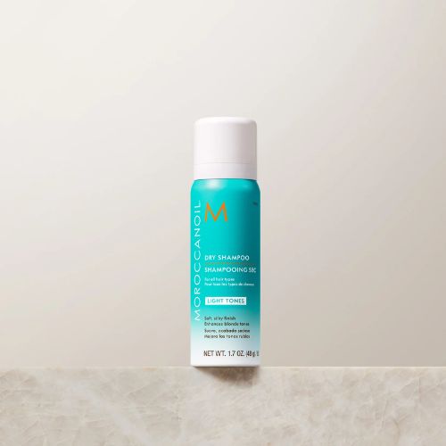 Les amidons de riz ultrafins contenu dans le shampoing sec light de Moroccanoil absorbent le sébum, réduit l’accumulation de résidus et les odeurs du cuir chevelu pour des cheveux rafraîchis et propres.