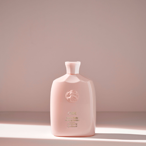 Ce nettoyant doux équilibrant prévient les pellicules tout en soulageant le cuir chevelu sec, irrité et qui démange.   Pour un cuir chevelu et des cheveux sains hydratés sans aucune trace de pellicules.