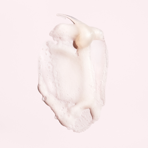 Ce nettoyant doux équilibrant prévient les pellicules tout en soulageant le cuir chevelu sec, irrité et qui démange.   Pour un cuir chevelu et des cheveux sains hydratés sans aucune trace de pellicules.
