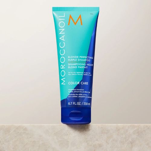 Ce shampoing hydratant violet corrige et combat les effets dorés et cuivrés des cheveux blonds, méchés et gris colorés ou naturels.