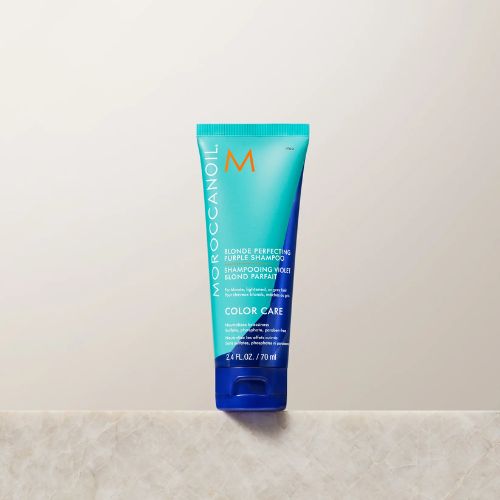 Ce shampoing hydratant violet blond parfait de Moroccanoil corrige et évite les reflets jaunes ou oranges des cheveux blonds et gris colorés ou naturels.