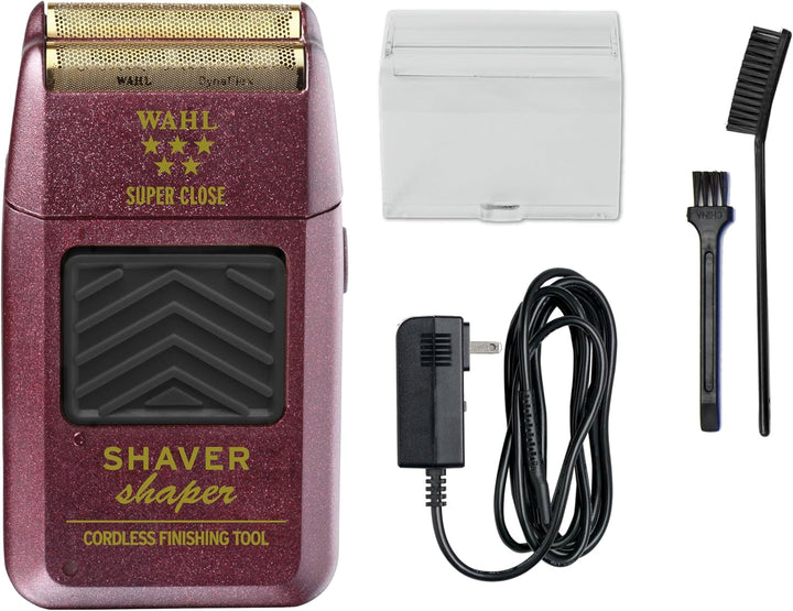 Rasoir Wahl Super Close rouge avec accessoires inclus : câble de charge, capuchon de protection et brosses de nettoyage, présentation sur fond blanc.