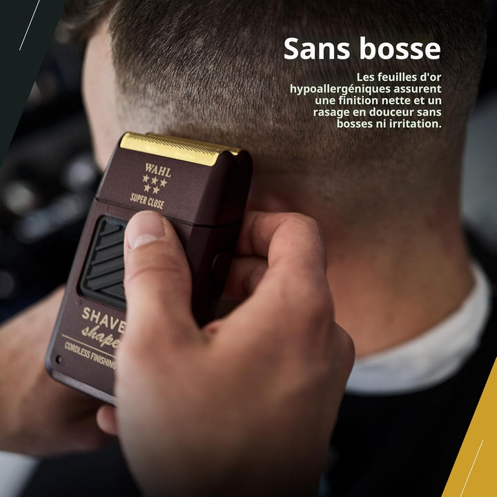 Utilisation du rasoir de finition Wahl Super Close sur la nuque, démonstration d’un rasage précis sans bosses avec grille hypoallergénique dorée.