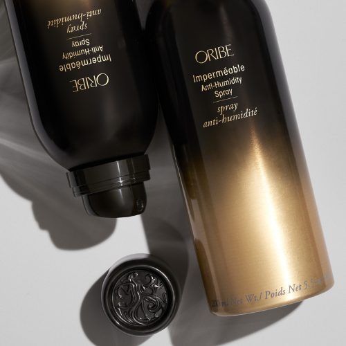Ce spray imperméable anti-humidité protège l'apparition des frisottis dus aux jours les plus étouffants, protégeant ainsi les coiffure lisses et les boucles imppecables. 