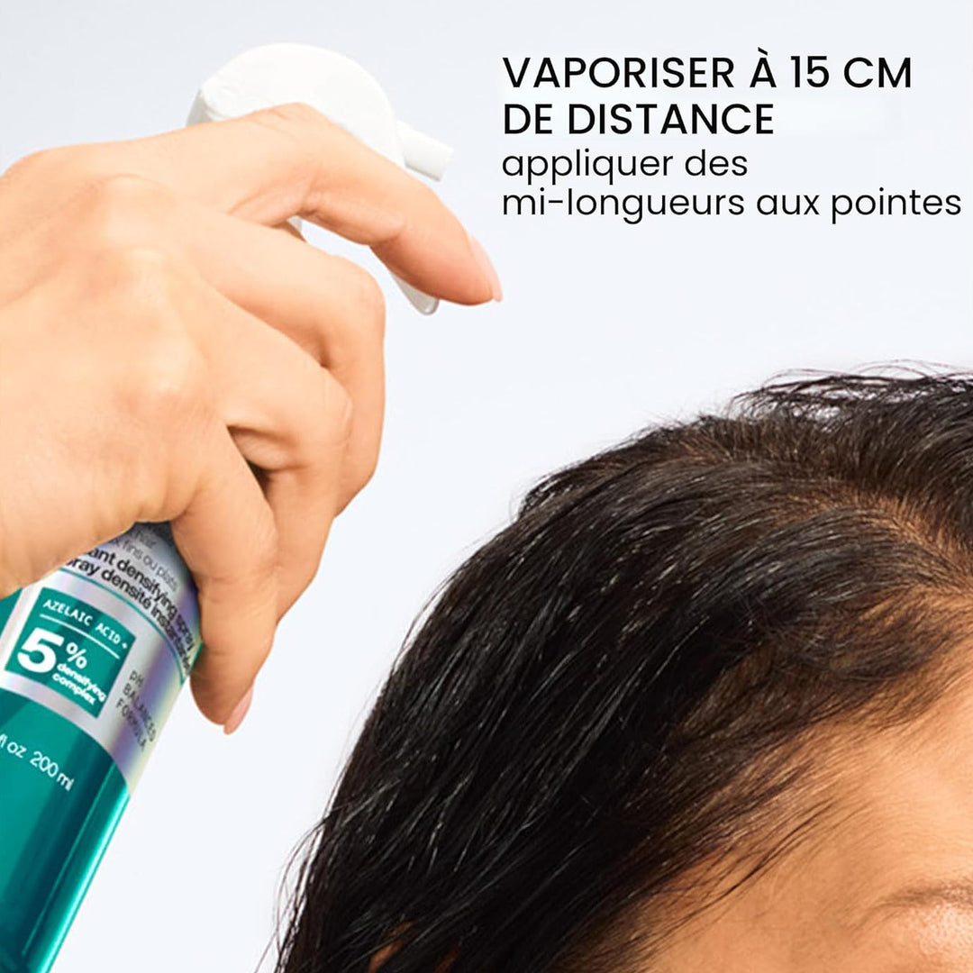 Application du spray densifiant Redken Acidic Grow Full sur cheveux humides, vaporisation à 15 cm sur les racines et longueurs pour un effet volume naturel et cheveux plus épais.