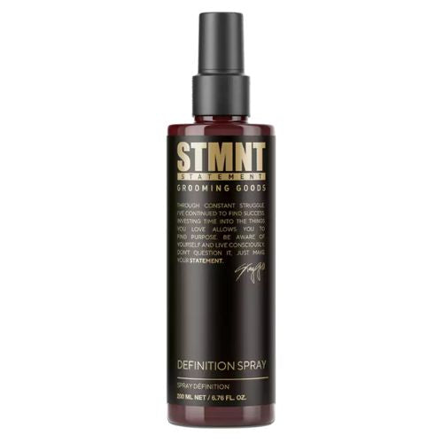 Spray de finition STMNT Definition Spray en bouteille noire avec vaporisateur, produit coiffant texturisant à finition semi-mate sur fond blanc.