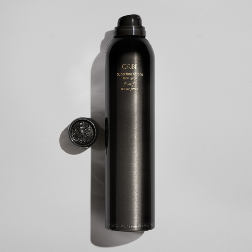 Le frère super fort de Superfine fait passer la laque pour cheveux au niveau supérieur, verrouillant les styles incontournables avec une brillance naturelle et brillante. Tenue